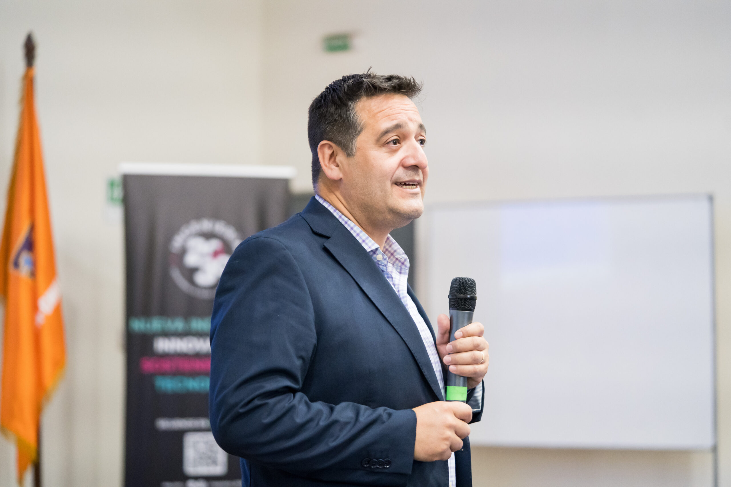 Director de Transferencia y Desarrollo de la PUC realizó charla a estudiantes y académicos en la Facultad de Ingeniería de la UTA