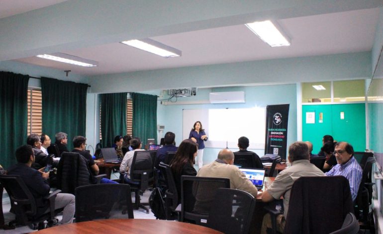 Académicos y profesionales de la Facultad de Ingeniería UTA participan en capacitación sobre gestión de tecnologías