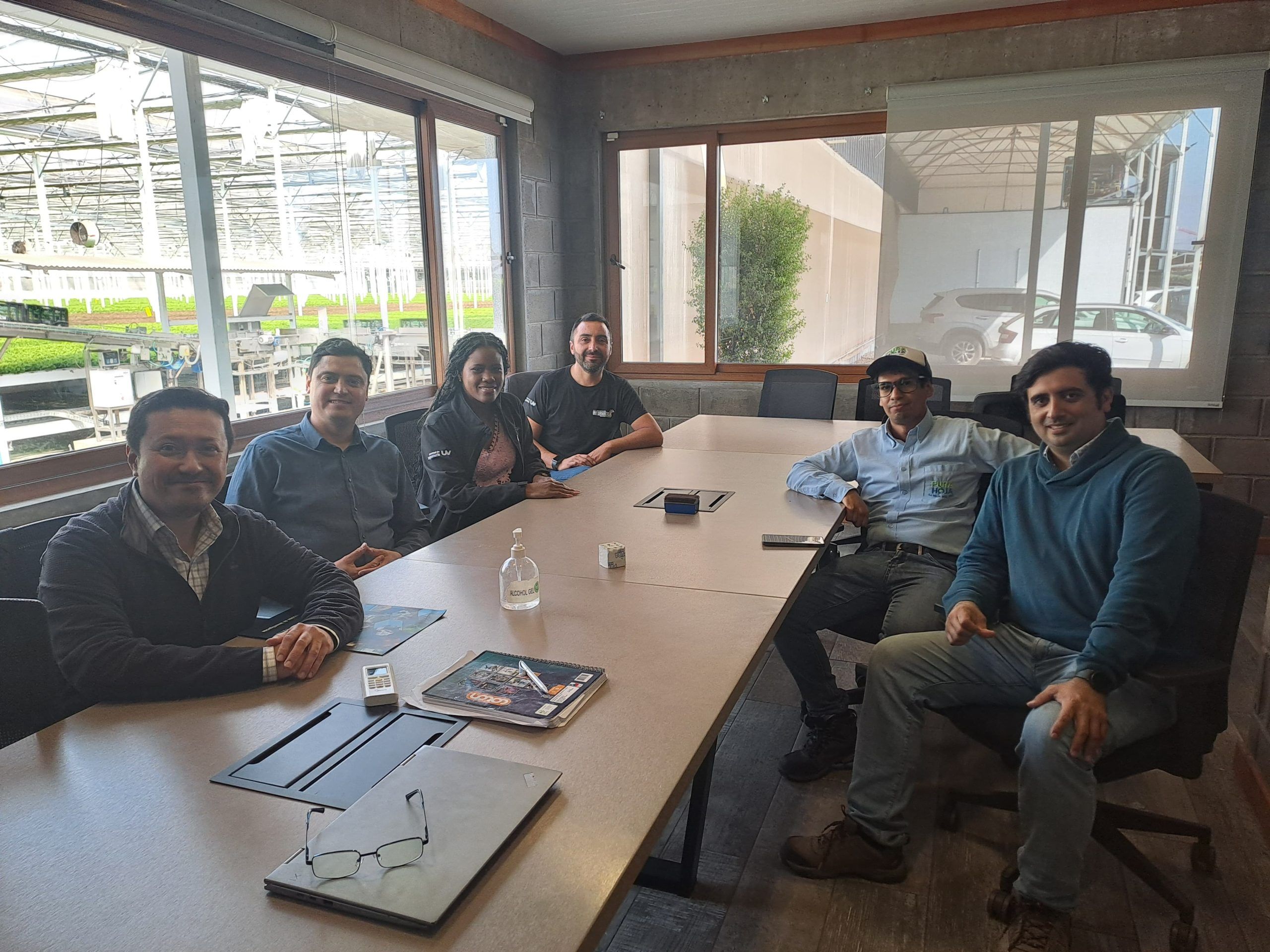 Académicos y representantes de la UV visitan “Pura Hoja” para explorar oportunidades de colaboración tecnológica